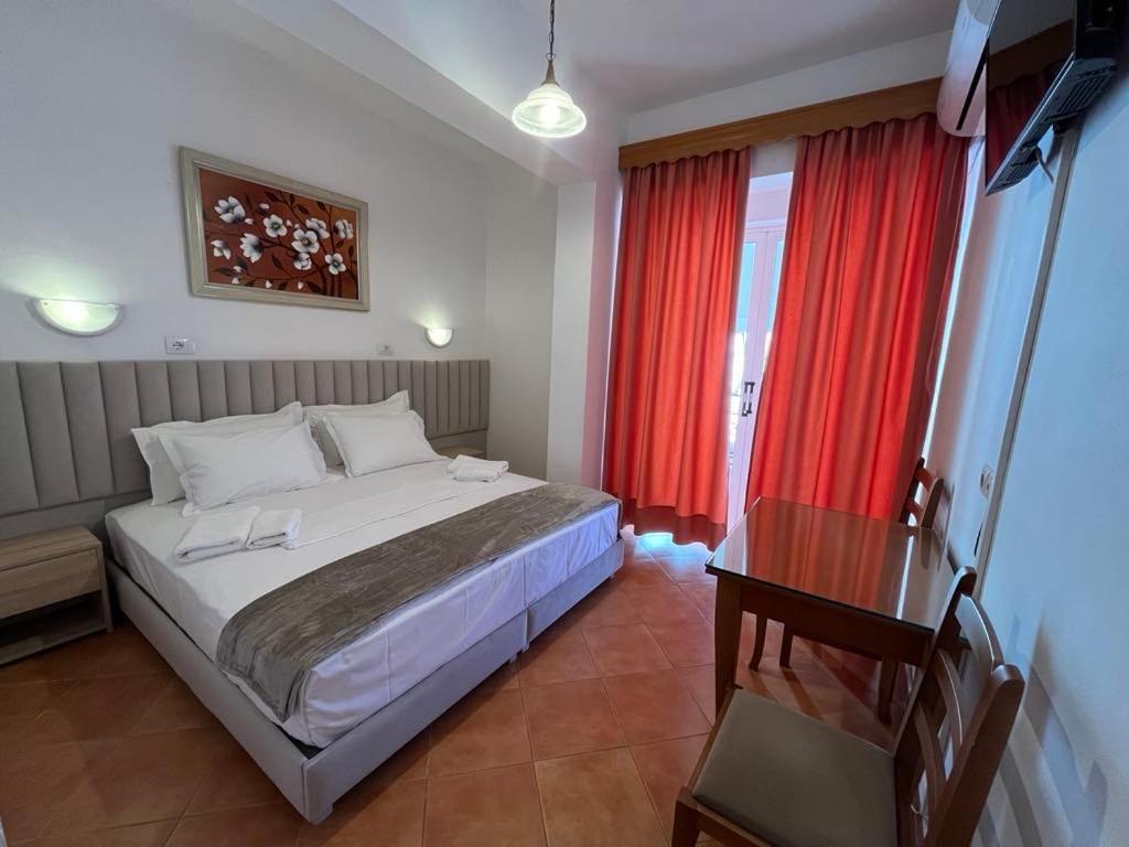 Hotel Rai Sarandë エクステリア 写真