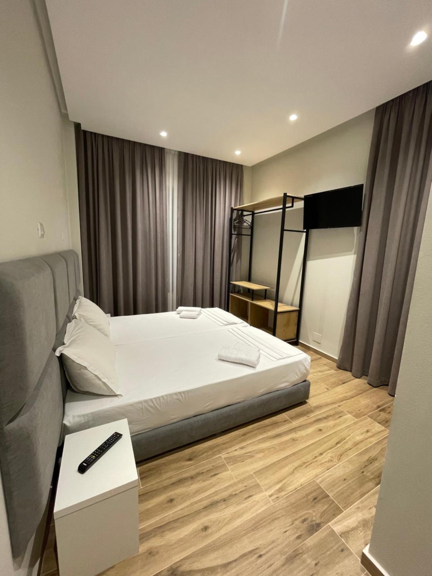 Hotel Rai Sarandë エクステリア 写真